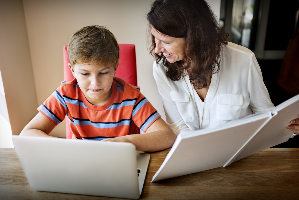 child learning online