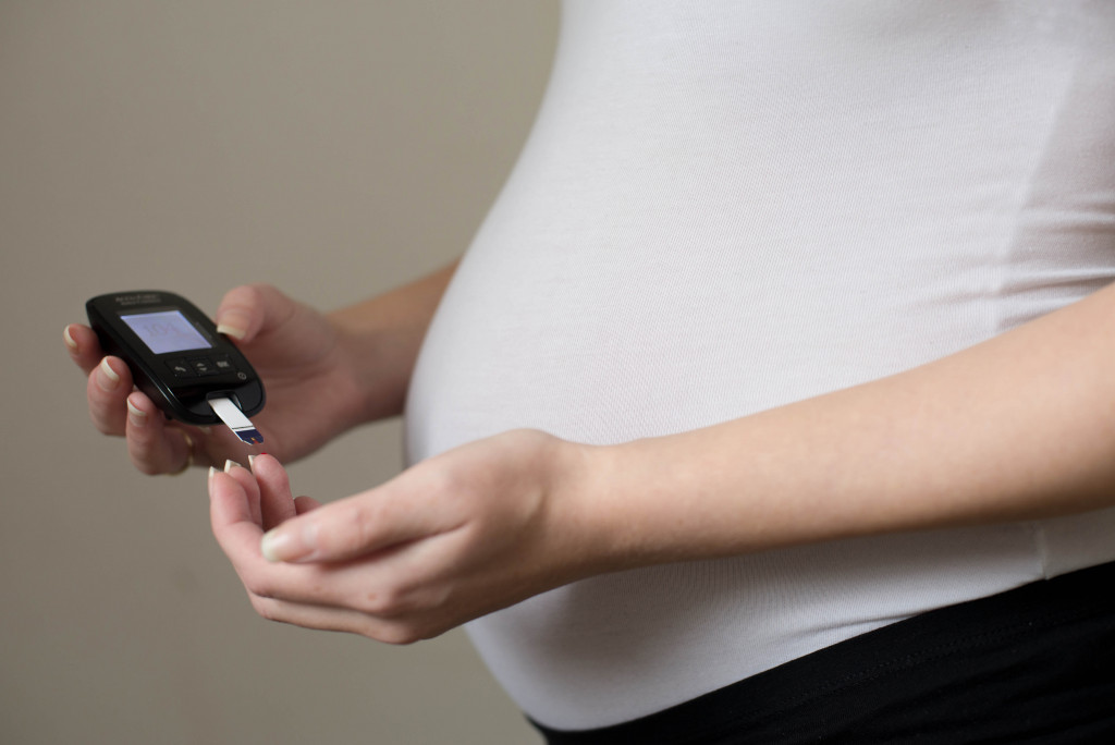 pregnant woman monitoring her sugar level